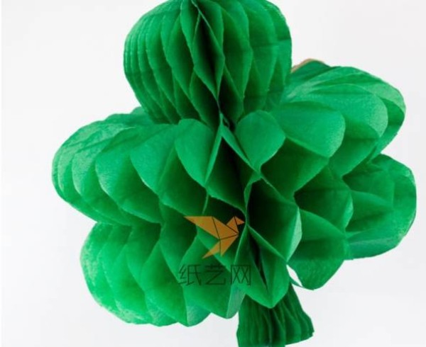 Cut out a three-dimensional four-leaf clover from crepe paper