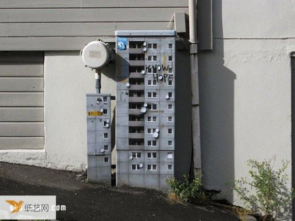 Turn cement piers and electrical boxes into houses, and beautify the surrounding environment with mini architectural graffiti