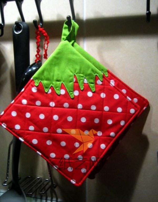 Tutorial on how to make a beautiful strawberry pattern potholder