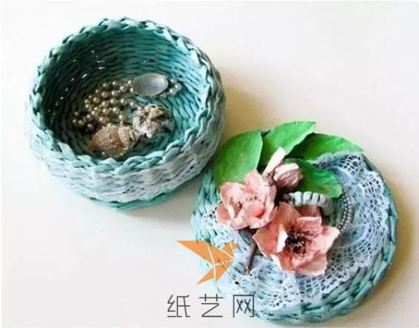 Illustrated tutorial on how to make a small flower basket made from scrap newspapers