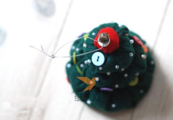 Tutorial on how to make a cute Christmas tree made of non-woven fabrics