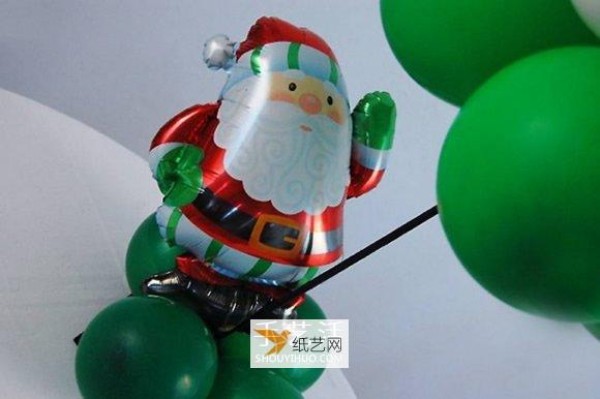 Illustration of how to make your own Christmas tree using balloons