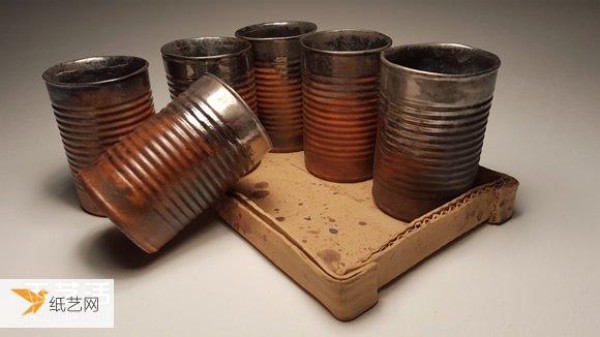 Old ceramic pieces produced: simulated super realistic corrugated paper and metal cans