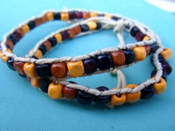 Tutorial on how to make a hand-woven double-strand beaded bracelet