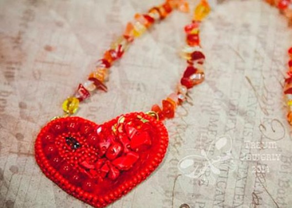 Handmade super beautiful heart-shaped beaded necklace tutorial illustration