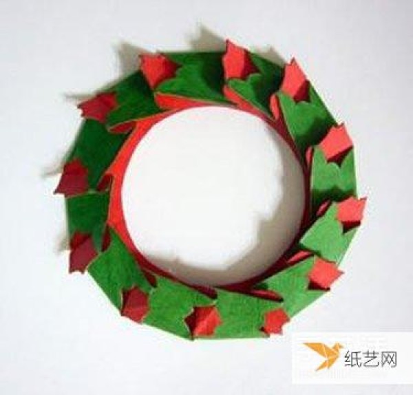 What I want to show you here is how to make a personalized Christmas card decoration wreath.