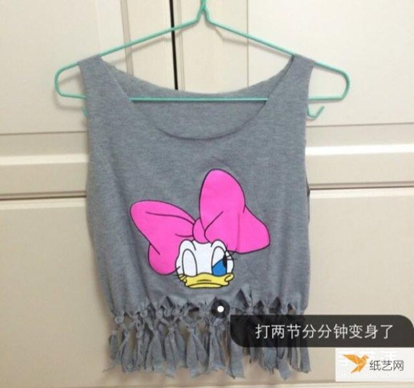 Tutorial on how to transform a girl’s old T-shirt into a hollow camisole