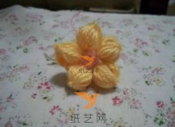 Tutorial on making five-petal plum blossoms made of yarn