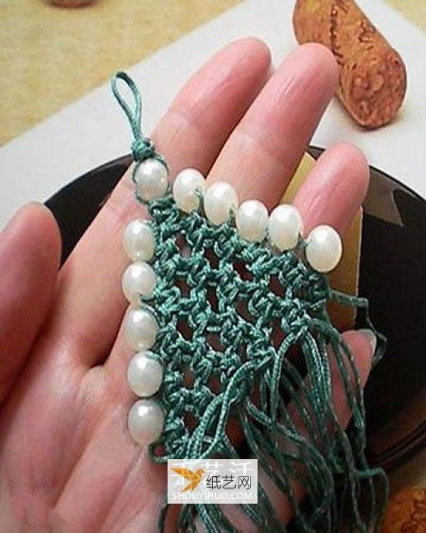 Illustration of the hand-knitting method of small Christmas tree pendants