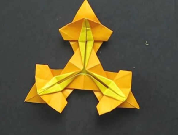 Simple origami flower making tutorial How to make a three-petal origami flower