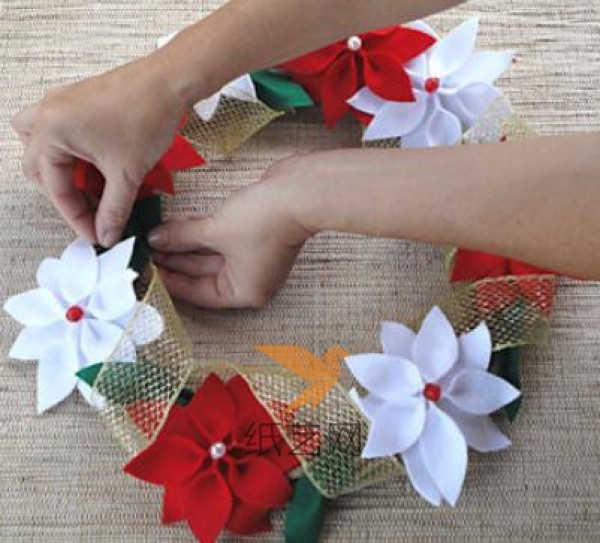 Detailed tutorial on holiday wreaths made from non-woven fabrics