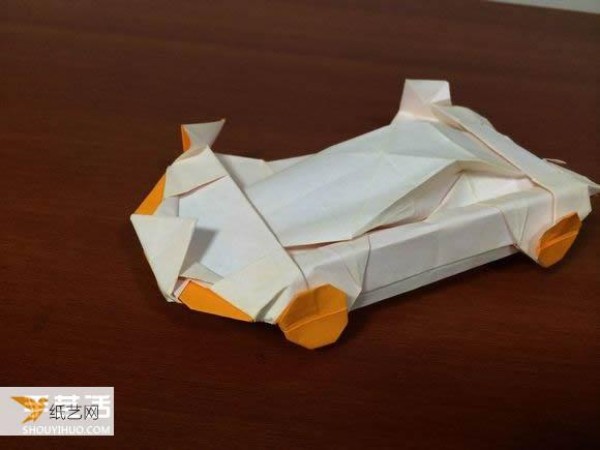 Comprehensive illustrated tutorial on how to fold paper sports cars by hand