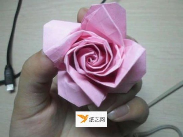 Illustration of the easy-to-learn method of folding roses