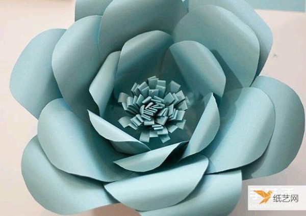 Very simple step-by-step instructions for making paper flowers by hand