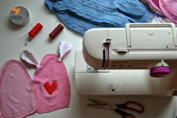 Tutorial on how to make cute little dolls by using old clothes from waste.