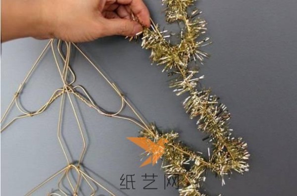 Tutorial on how to make a beautiful Christmas tree decoration using clothes hangers