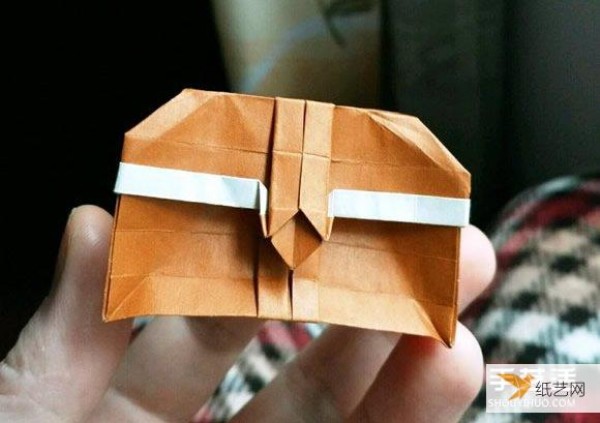 Focus on the illustrated step-by-step tutorial of folding paper treasure boxes purely by hand