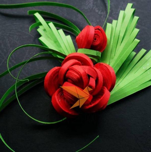 Tutorial on making beautiful quilled paper roses for Christmas gift packaging and decorative flowers