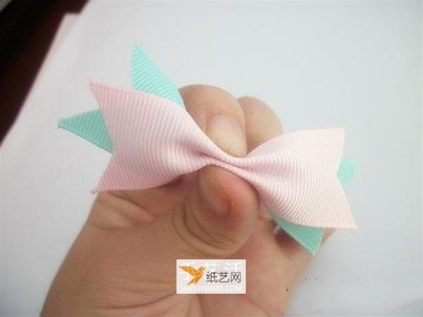 Illustration of making your own personalized childrens bow hair accessories