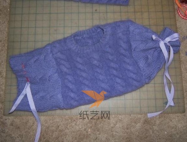 DIY tutorial on using old woolen sweaters to make fashionable bags