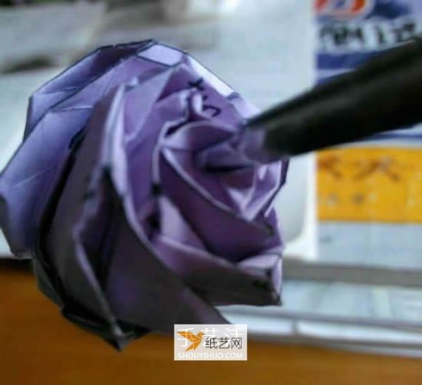 Detailed illustration of how to fold Beryl Rose