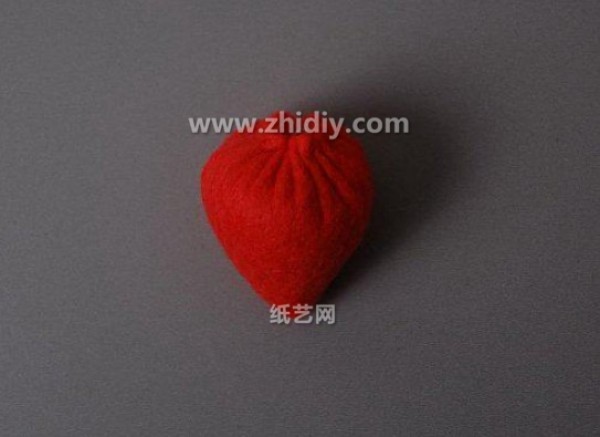 Non-woven strawberry puppet handmade step-by-step tutorial