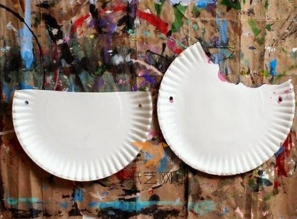 Use disposable dinner plates to make two-dimensional paper art decorations