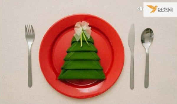 Illustrated tutorial on how to fold Christmas-themed Christmas tree tablecloths