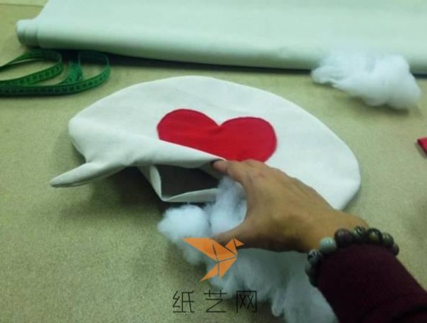 Tutorial on making a heart-shaped message pillow for Valentine’s Day gift