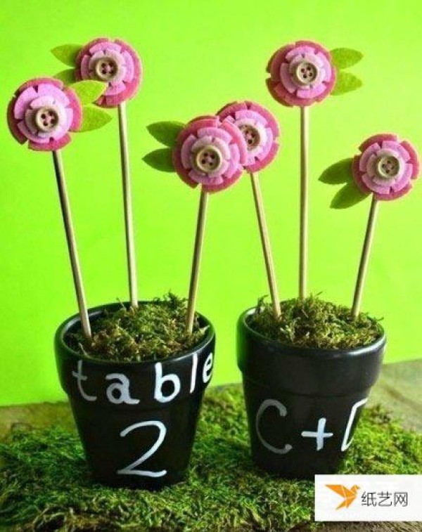 Use non-woven fabrics to make personalized and creative handmade fabric flower arrangements