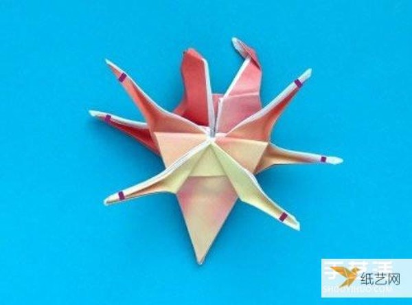 Illustrated tutorial on the folding steps of the seemingly complicated origami crab