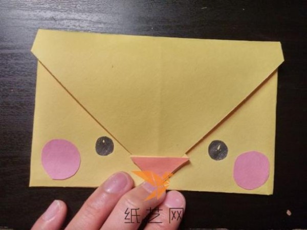 Illustrated tutorial on how to make cute cartoon chicken origami envelopes for children.