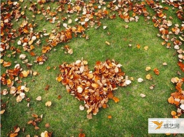 Sweeping the floor can also become very poetic, with more romantic autumn leaves!