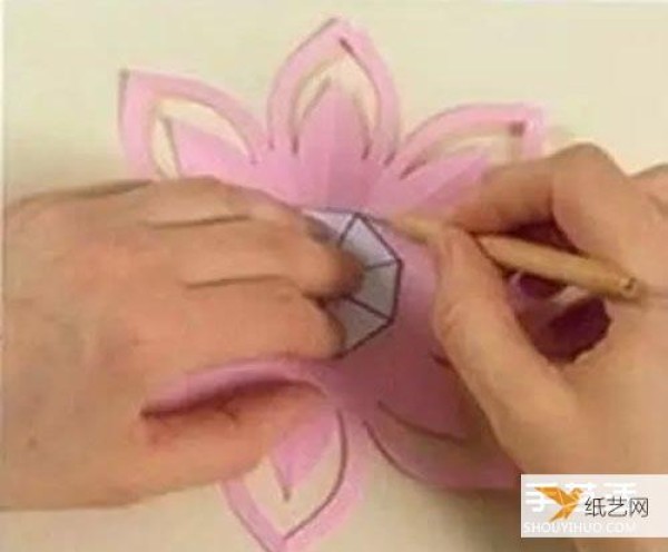 Illustrated tutorial on how to make lotus candle holders using paper cutting