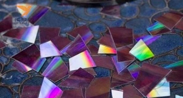 Tutorial on turning waste into treasure: colorful shallow plates made from waste CDs