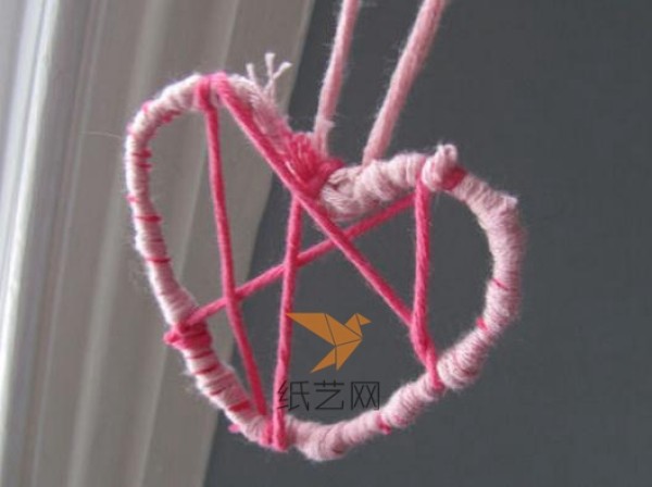 Use old clothes hangers to create beautiful knitted heart-shaped decorations