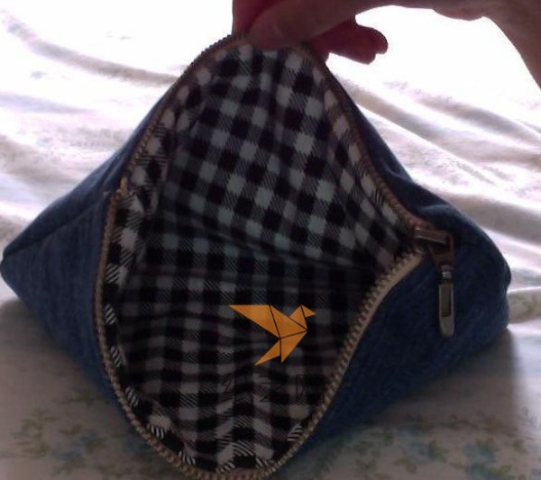 Tutorial on how to make a beautiful pencil case from old jeans