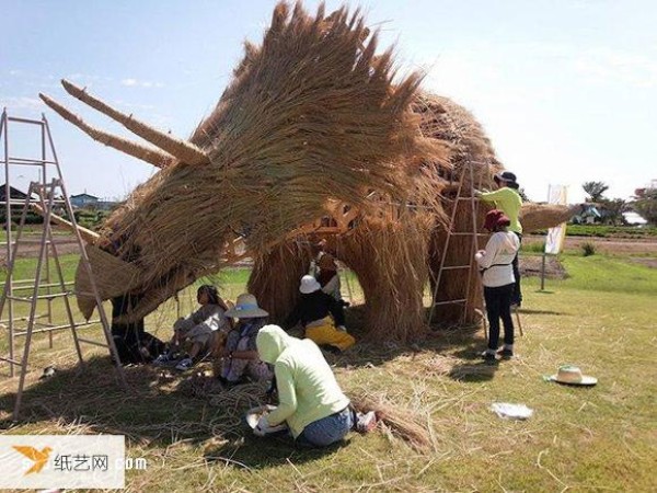 Using useless straw to create large sculptures at Japans Rice Straw Art Festival