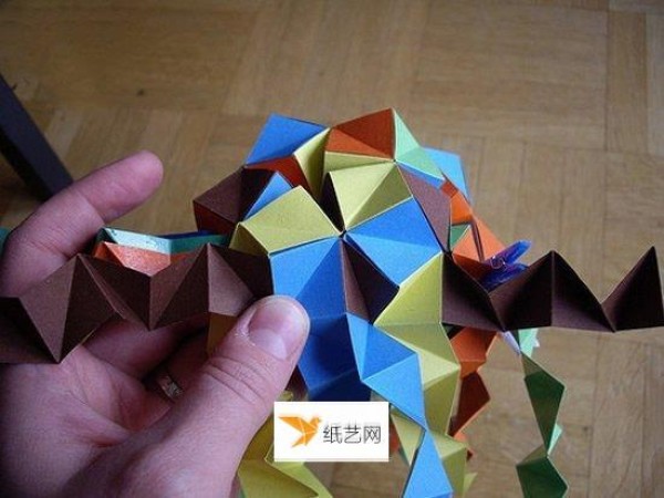 Illustration of the specific steps of folding beautiful paper balls