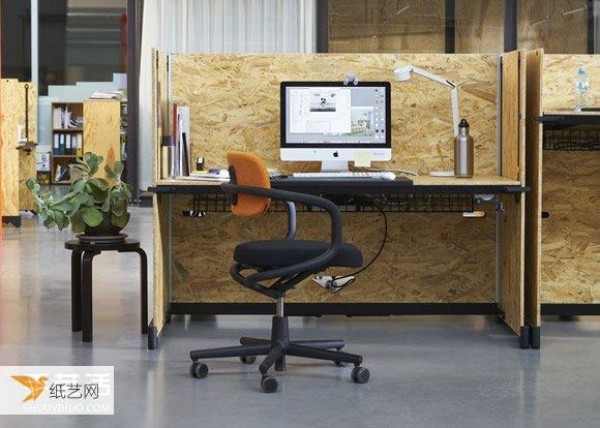 Office workers like the height-adjustable desk design.