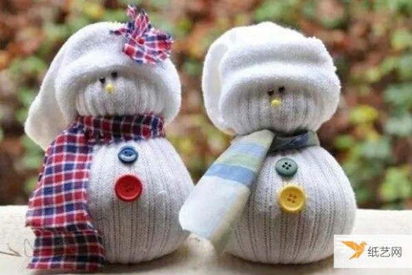 Illustrated steps on how to make a sock doll snowman that looks unique