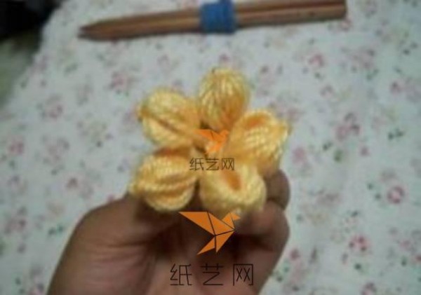 Tutorial on making five-petal plum blossoms made of yarn