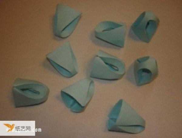 Illustrated tutorial on the folding method of three-dimensional cardboard flower balls