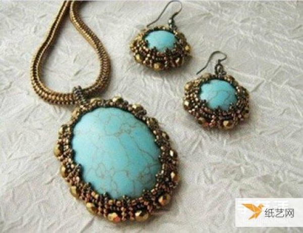 Make beaded necklaces, pendants and earrings with a classic and retro feel