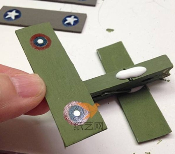 Turn waste into treasure by using scrap wooden boards to make a cute vintage fighter jet