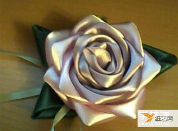 Share the tutorial on how to fold ribbon roses by hand