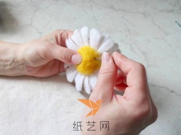 Tutorial on how to make a fresh wool felt daisy flower arrangement in spring