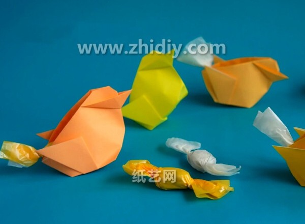 Video tutorial on how to fold an origami chicken box