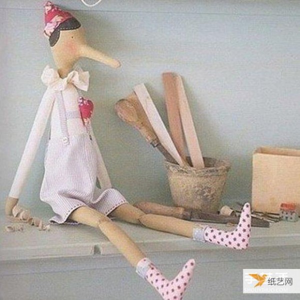 Tutorial on how to hand-make a personalized cloth Pinocchio doll using non-woven fabrics