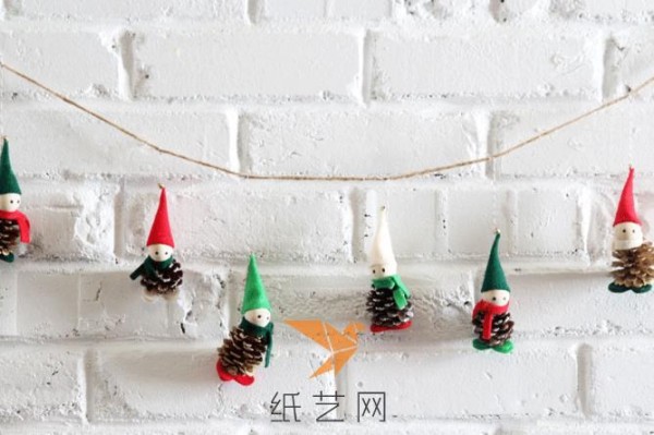 Cute snowman Christmas decoration tutorial made with pinecones